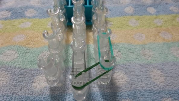 彩色皮筋编织的手链 彩虹织机 第3步