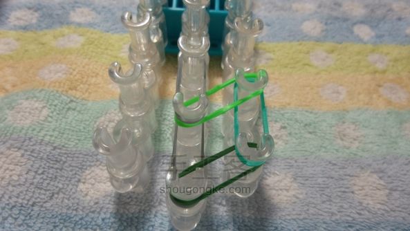 彩色皮筋编织的手链 彩虹织机 第5步