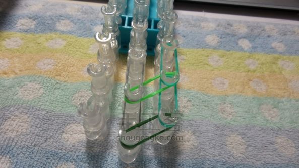 彩色皮筋编织的手链 彩虹织机 第6步