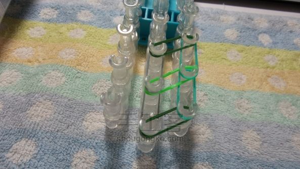 彩色皮筋编织的手链 彩虹织机 第7步