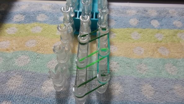 彩色皮筋编织的手链 彩虹织机 第8步