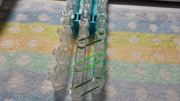 彩色皮筋编织的手链 彩虹织机 第9步