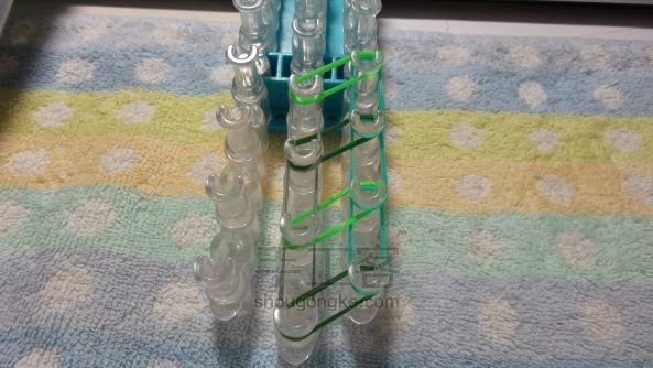 彩色皮筋编织的手链 彩虹织机 第10步