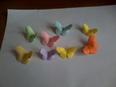 我很喜欢这个简单又好看的蝴蝶折纸，一两分钟就能折一个。