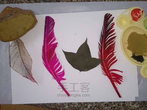 用羽毛树叶巧妙制作水彩书签。 第2步