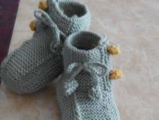一双毛线的宝宝鞋～很可爱～到秋冬就可以穿