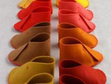 非常简单的婴儿鞋教程，不织布做的，分分钟搞定．
店里有A 4纸1:1打印图纸，成品大小是12.5cm.
http://bluelittlestar.taobao.com