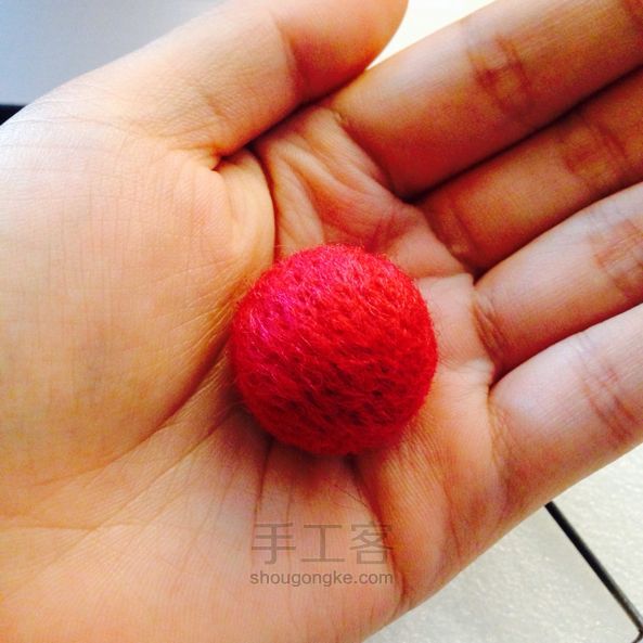 简单的羊毛毡小圆草莓。 第2步
