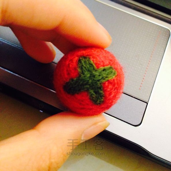 简单的羊毛毡小圆草莓。 第3步