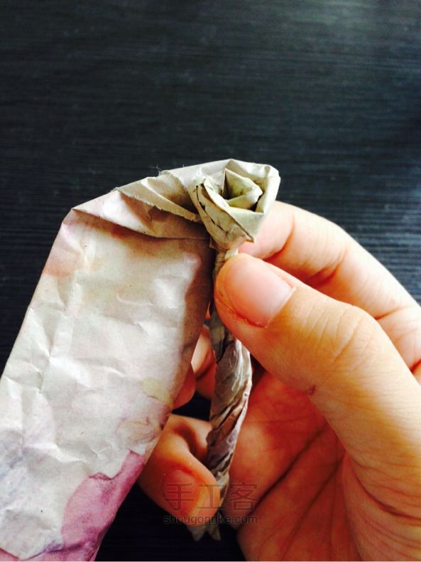 【废物利用】废纸玫瑰制作 第10步