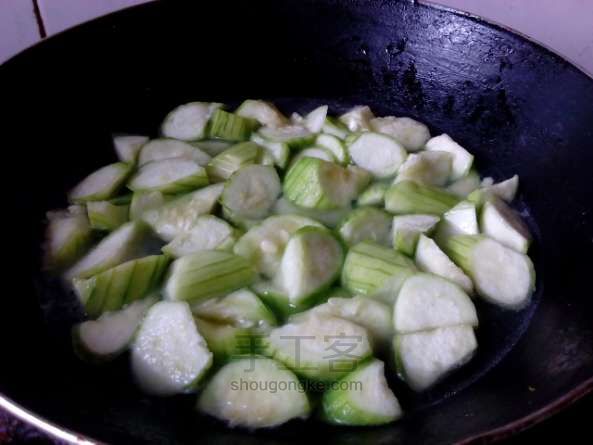 夏日美容的丝瓜汤做法 第5步