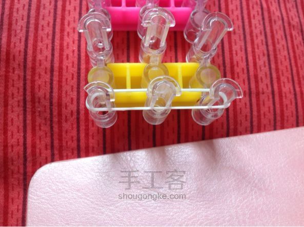 彩虹橡皮筋手链编制方法 第4步