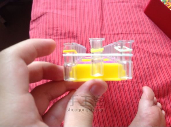 彩虹橡皮筋手链编制方法 第6步