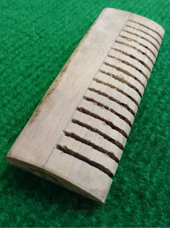 手工制作 「木梳」一瓣梳子的堅定。 第3步
