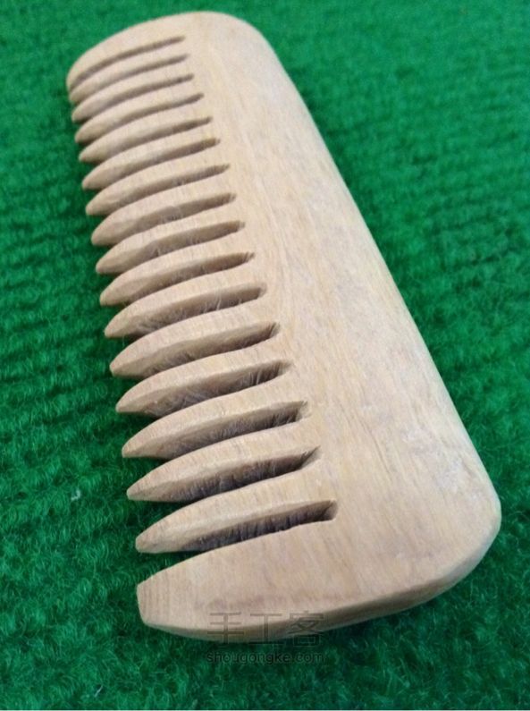 手工制作 「木梳」一瓣梳子的堅定。 第4步