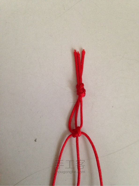 简单手链编织方法~教你怎么把珠子美美的固定在编绳上 第2步