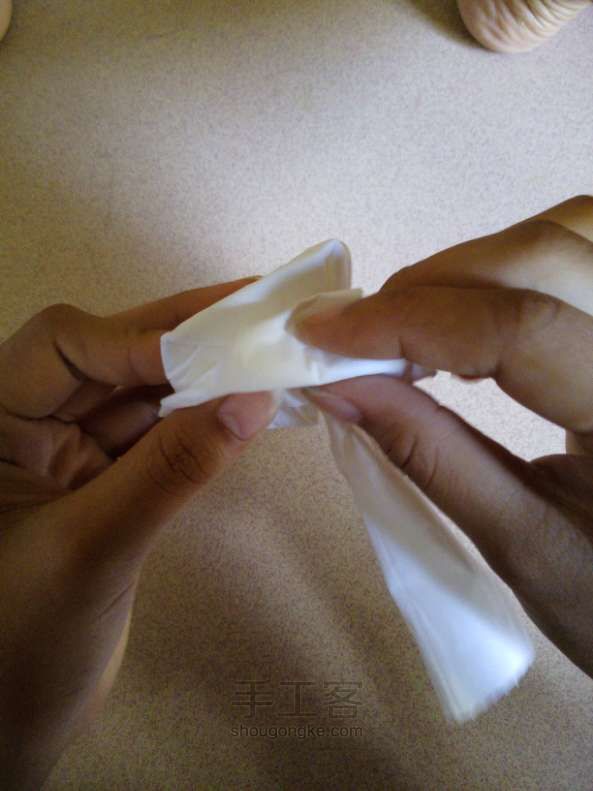 纸巾玫瑰折叠方法 第14步