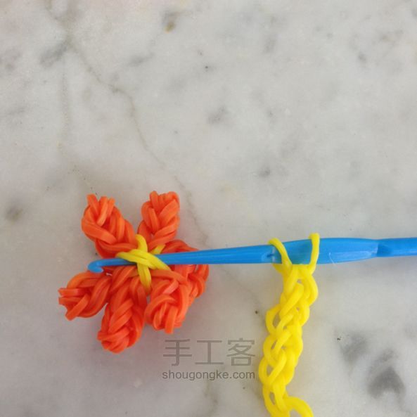 橡皮筋手链编织教程 第24步