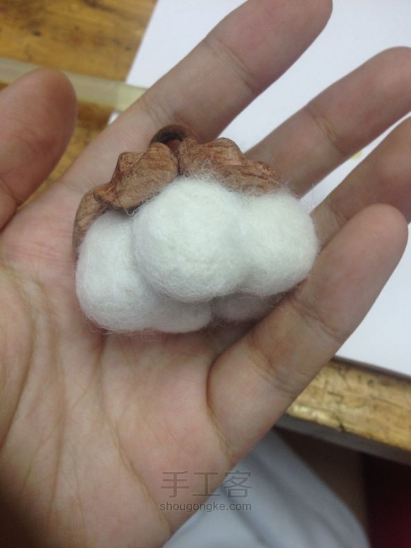 木头羊毛毡棉桃项链手工制作教程 第36步