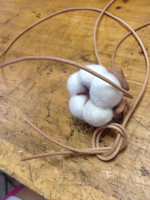 木头羊毛毡棉桃项链手工制作教程 第40步