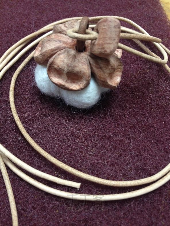 木头羊毛毡棉桃项链手工制作教程 第42步