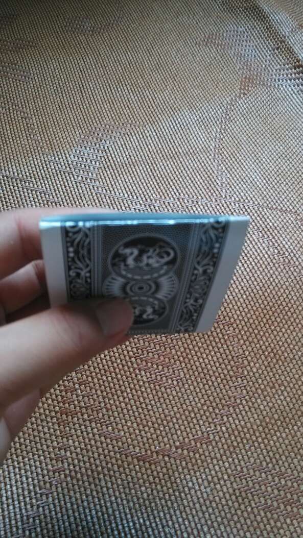 旧扑克牌变身收纳盒 第4步