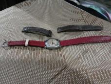 翻出来一枚旧手表，表带已经发霉了！手头有一块薄植鞣革原色皮料，自己做个表带吧！