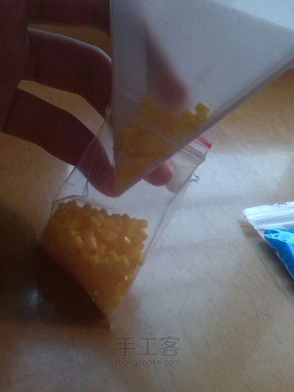拼拼豆豆之小黄人 第3步