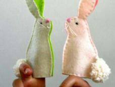 这对小兔子形状的手指玩偶，采用颜色鲜艳的羊毛毡制作而成。把它们挂在手指上，看起来非常可爱，你可以制作许多各种颜色的手指玩偶，放在家里做摆设，或者送给孩子们玩耍。