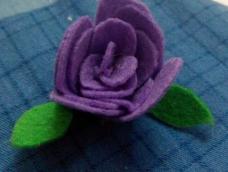 用纸折的玫瑰花见得多了，用不织布缝的玫瑰花你见过吗?