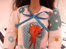 制作简单而又可爱的芭比娃衣，让芭比娃娃也变的活灵活现~
我是萌孩，是个爱娃娃的娃妈，娃妈们请多多指教咯~