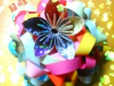 用五张纸就可以折出一朵漂亮,可耐的小花^_^