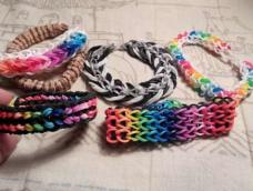 彩虹织机手链教程， （我的搭配是肤色+肤色+咖啡色一循环）你们可以按照你们喜欢的颜色来