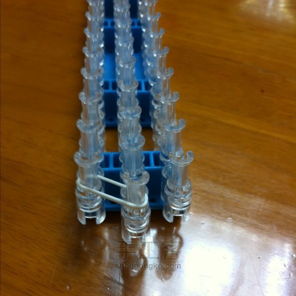 橡皮筋手链3（雨滴） 彩虹织机DIY 第2步