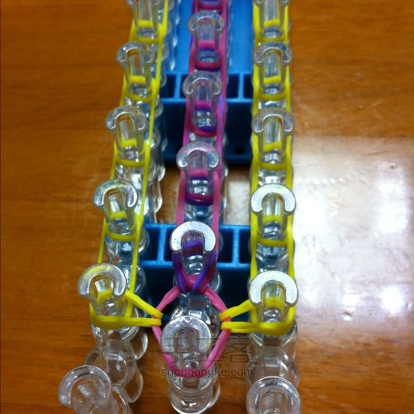 橡皮筋手链3（雨滴） 彩虹织机DIY 第12步