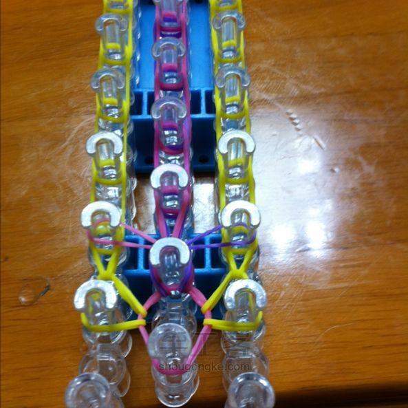 橡皮筋手链3（雨滴） 彩虹织机DIY 第14步