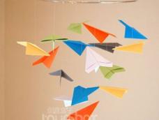 你还记得童年的纸飞机吗？这是小时候多少孩子特别爱玩的游戏，一张轻薄的纸，翻来覆去地折几下，就变化出各种各样的纸飞机。然后用力地向天空中扔去，那轻灵的飞机飘啊飘啊，承载着我们多少童年的梦？