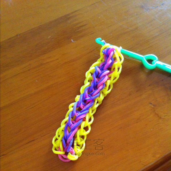 橡皮筋手链3（雨滴） 彩虹织机DIY 第15步