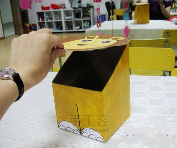 纸盒能DIY什么东西,试试做可爱的小狮子垃圾桶吧~~ 第6步