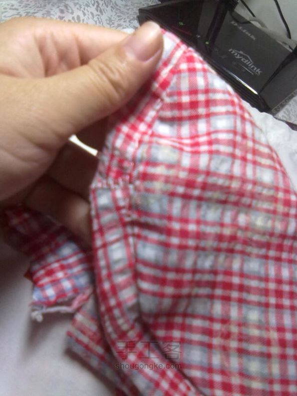 用旧衣服改造狗狗衣衣,宠物衣服DIY图解 第3步