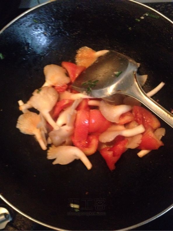 餐桌上的名菜——番茄鱼片 第3步