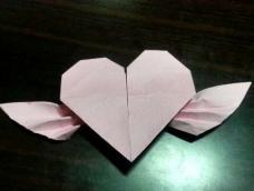 一张折纸折出带有翅膀的桃心
