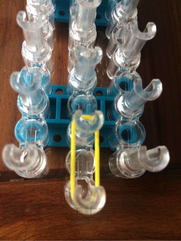 橡皮筋花花戒指 第1步