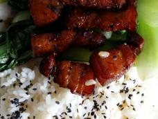 红烧肉，米饭，青菜