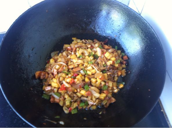 教你制作自创玉米火腿抓饭 第2步