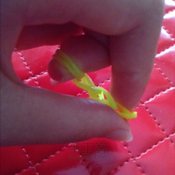 【落雪手工坊】的王牌之一：花团手链&挂件 彩虹织机 第2步