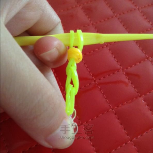 【落雪手工坊】的王牌之一：花团手链&挂件 彩虹织机 第4步