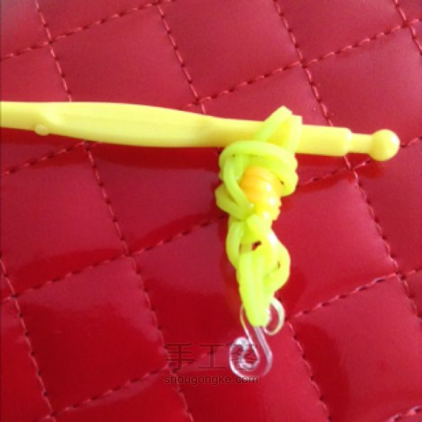 【落雪手工坊】的王牌之一：花团手链&挂件 彩虹织机 第6步