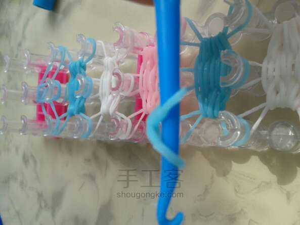橡皮筋唯美手链教程 彩虹织机 第17步