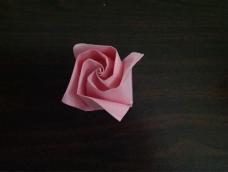 这款卷心玫瑰应该比较简单，几分钟就可以做好了。